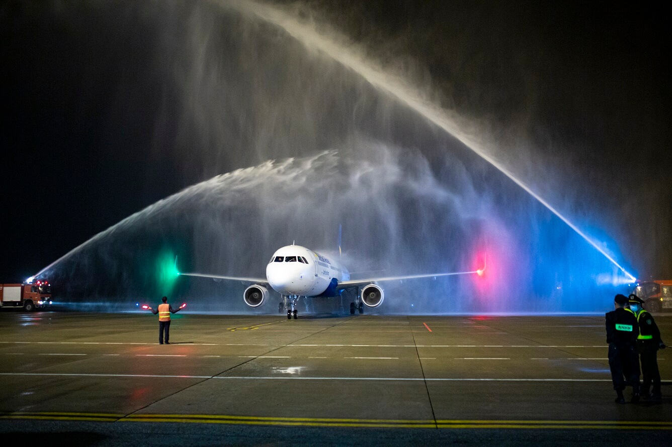 Tàu bay Vietravel Airlines lần đầu tiên hạ cánh tại Cảng Hàng không Quốc Tế Phú Bài