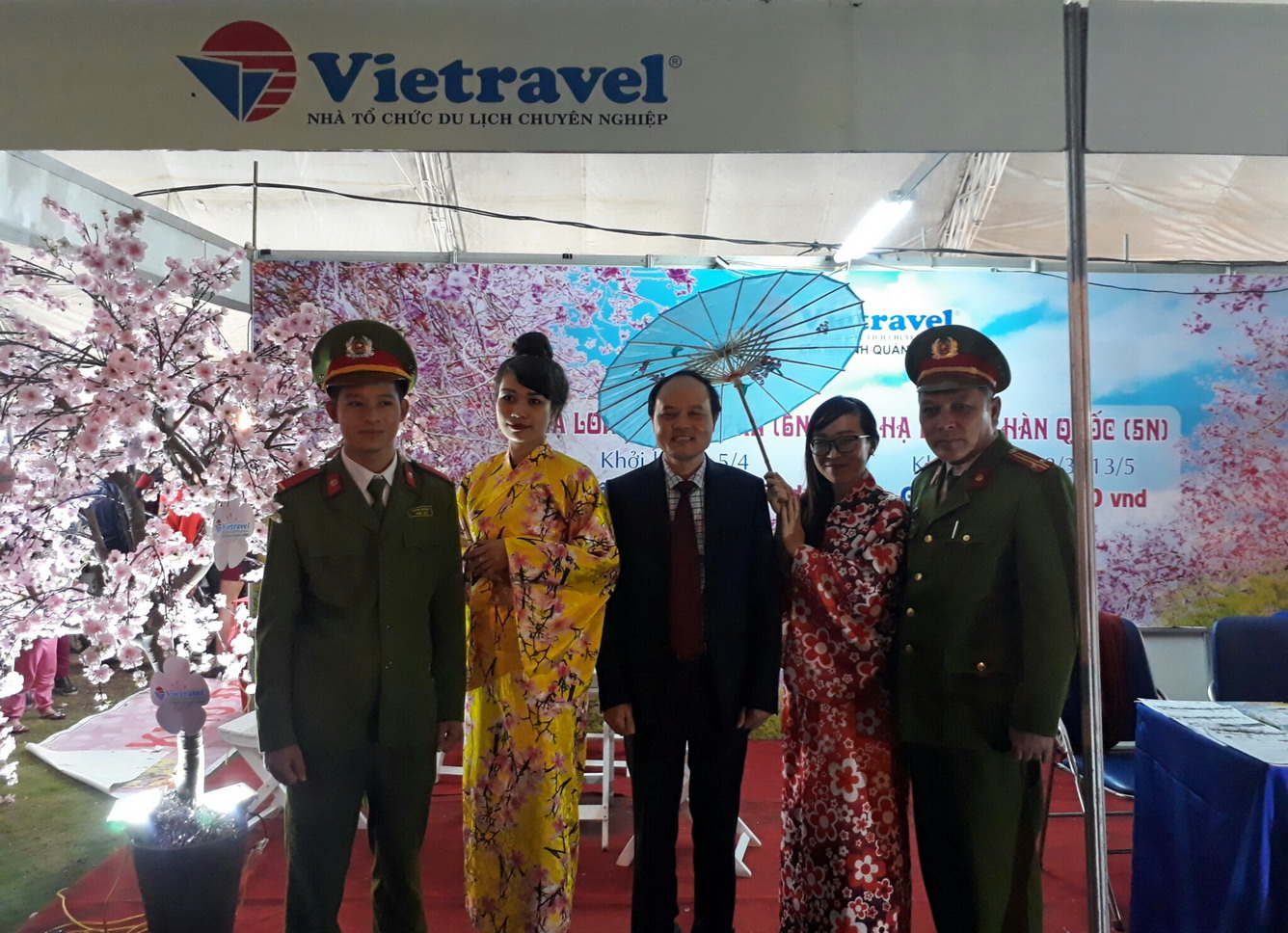 Vietravel Quảng Ninh giới thiệu sản phẩm tại Lễ hội Hoa Anh Đào - Mai Vàng Yên Tử, Hạ Long 2017