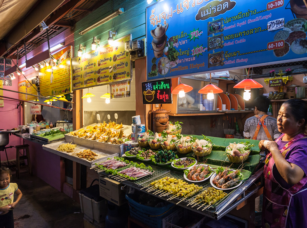 “Càn quét” ẩm thực tại các khu chợ đêm