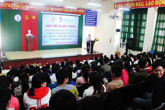 Vietravel Long Xuyên hỗ trợ hướng nghiệp sinh viên Đại học Đồng Tháp