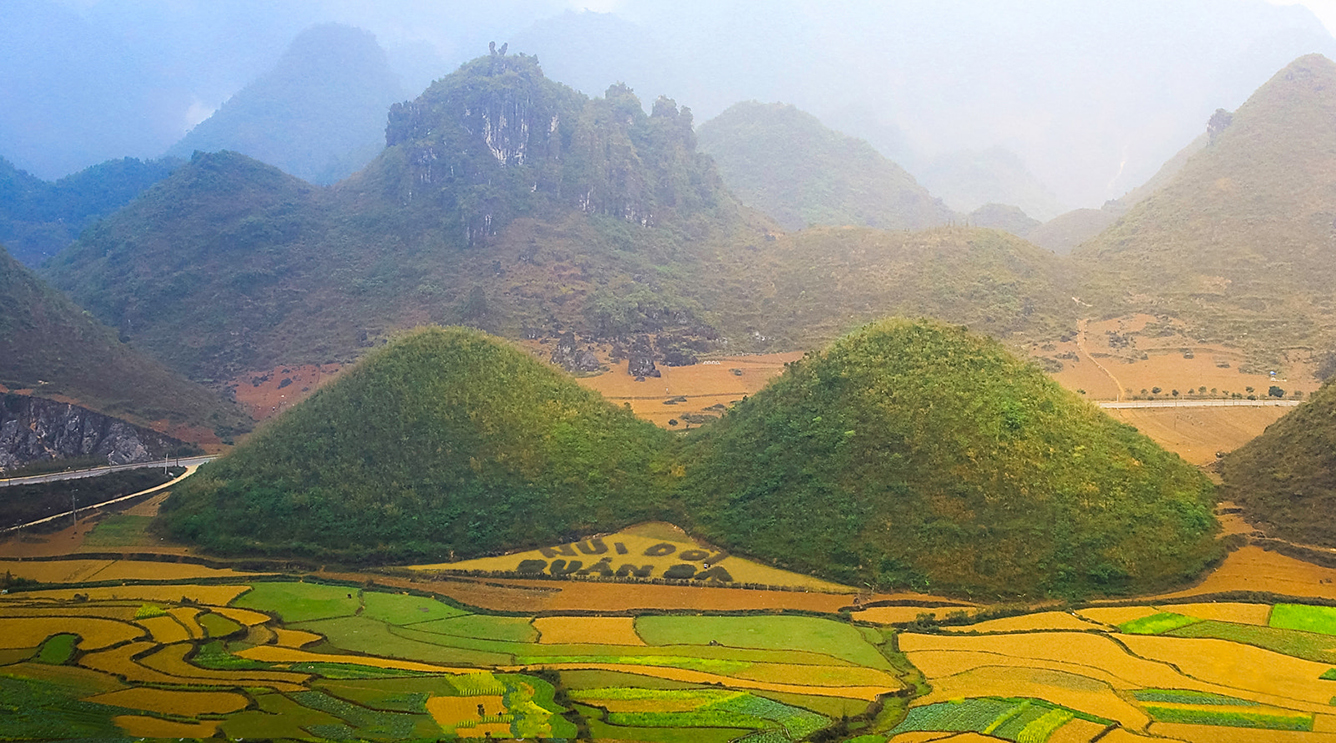 Đi Hà Giang ngắm cảnh đẹp từ Quản Bạ, Cột cờ Lũng Cú