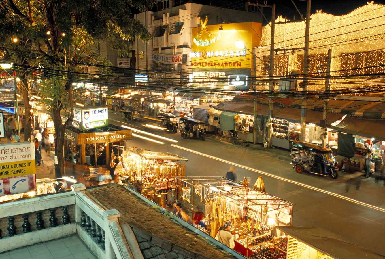 2. Chợ Búa Đen (Night Bazaar)