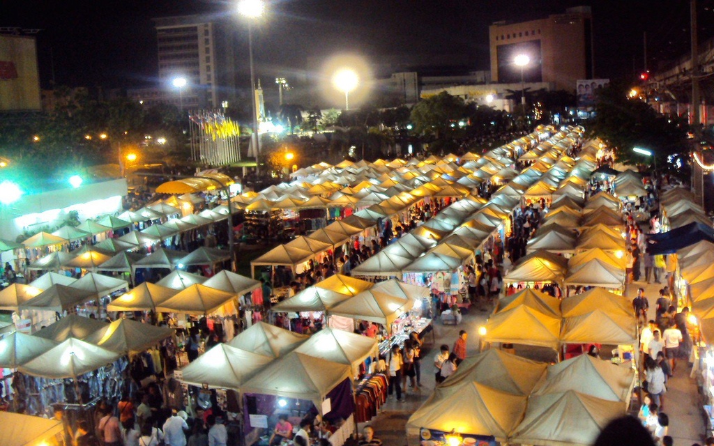 4. Srinagarindra Train Night Market (Chợ đêm Rot Fai)