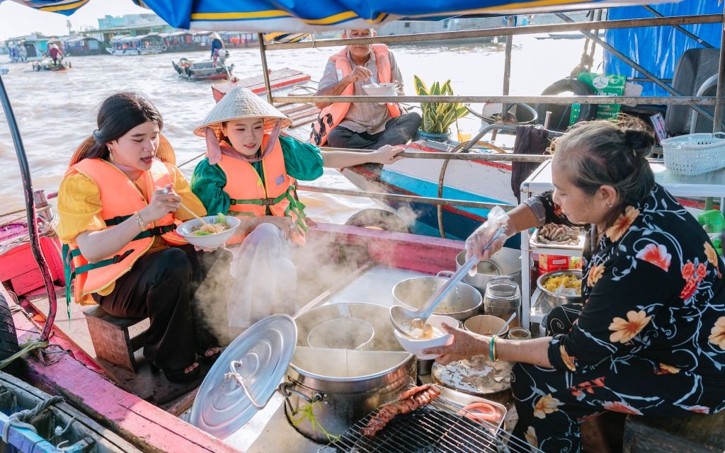 Thưởng thức hủ tiếu trên thuyền tại chợ nổi Cái Răng
