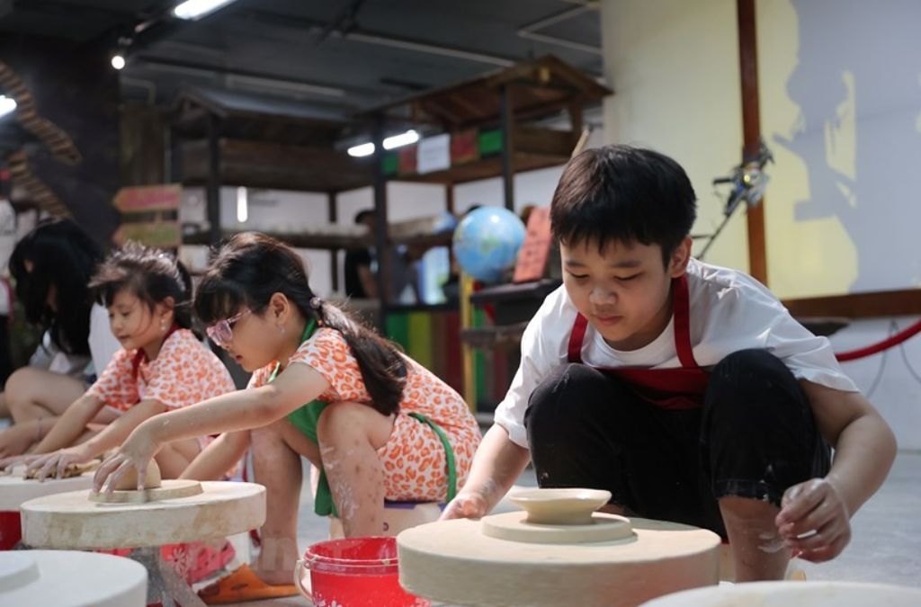 Trải nghiệm tự tay làm gốm tại Làng gốm Bát Tràng