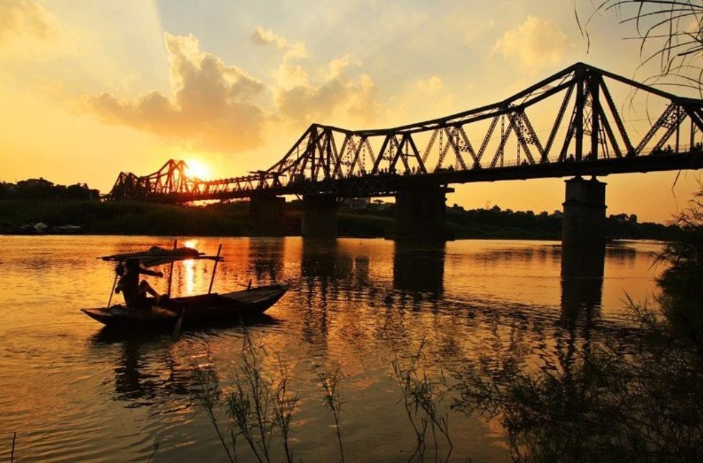 cầu long biên lúc hoàng hôn