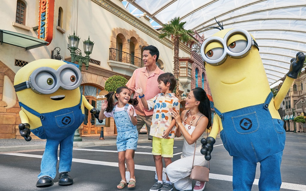 Trẻ nhỏ hào hứng khi được check in cùng các Minion tại Universal Studios Singapore