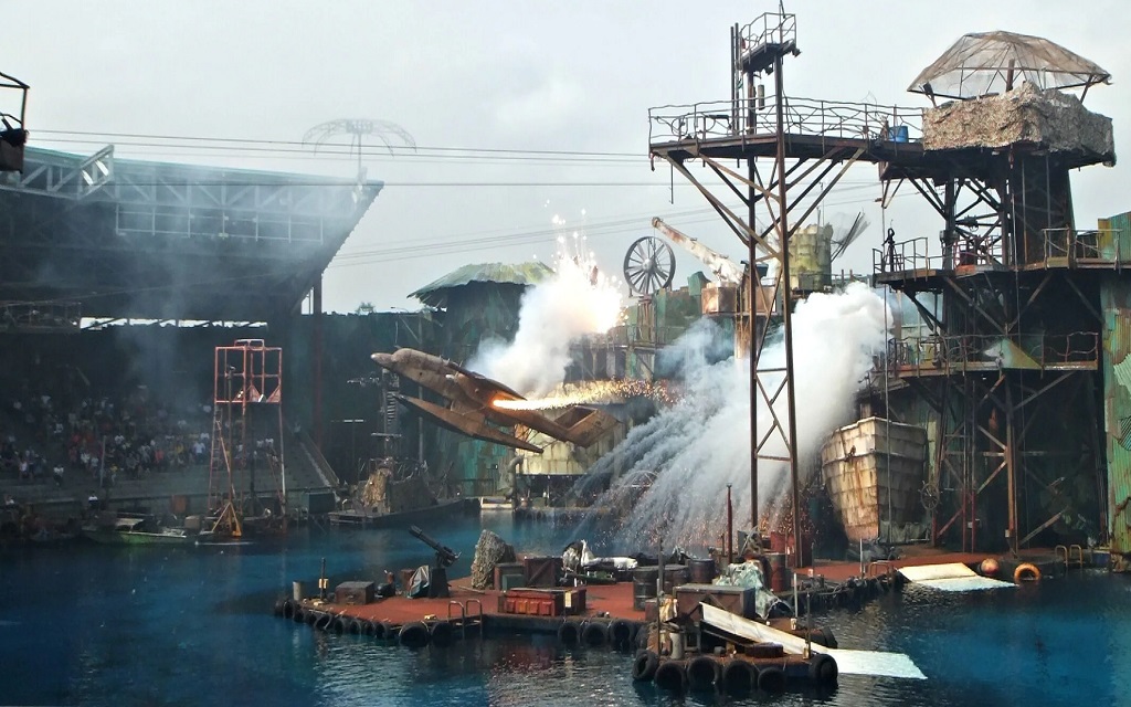 Mãn nhãn với show hành động WaterWorld