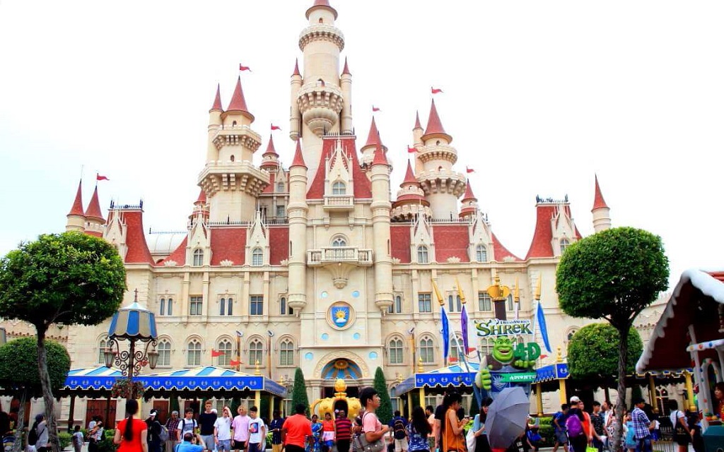 Far Far Away nổi bật vời tòa lâu đài cổ tích gắn liền với vương quốc Shrek