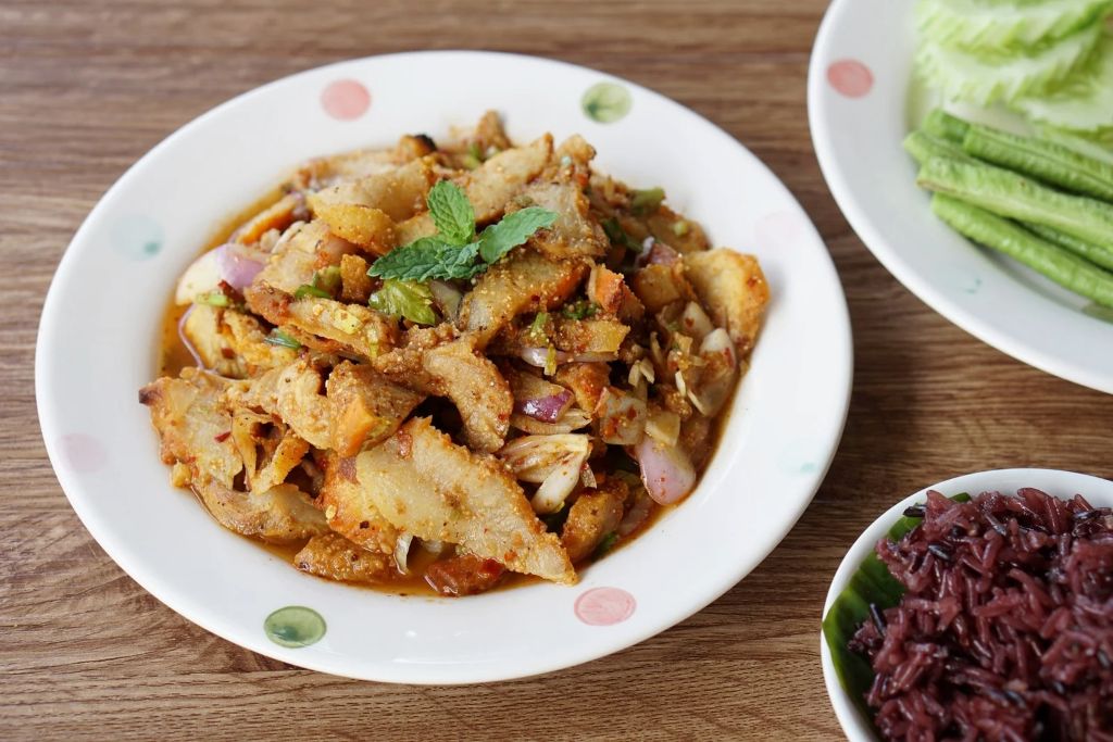 Salad thịt băm thác nước (Nam Tok Moo)