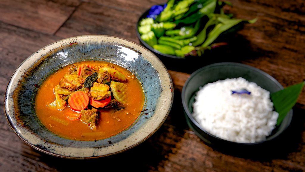 Cà ri cá chua cay (Kaeng Som)