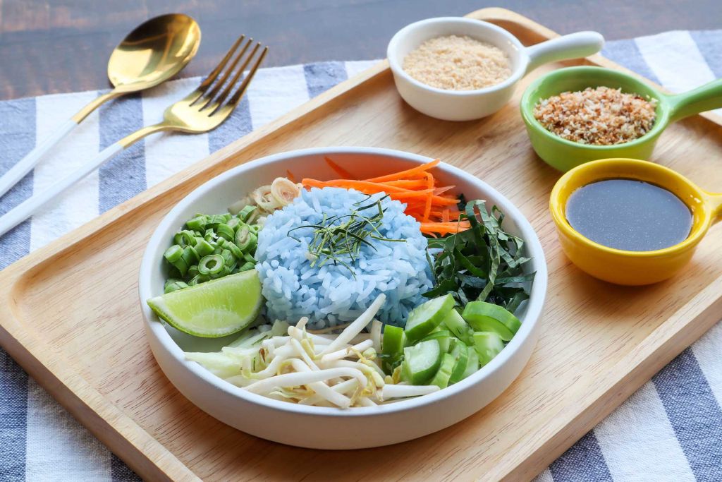 Cơm trộn rau thơm (Khao Yum)