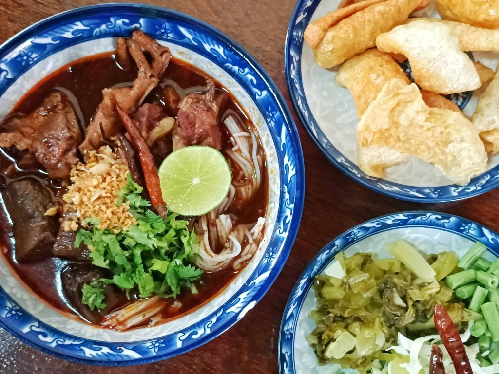 Bún gạo cà chua (Khanom Jeen Nam Ngiaw)