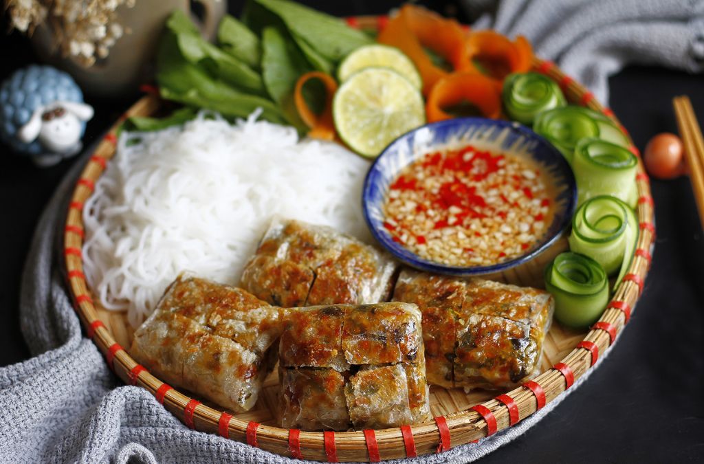 Nem cua bể Hải Phòng ăn kèm bún và rau sống