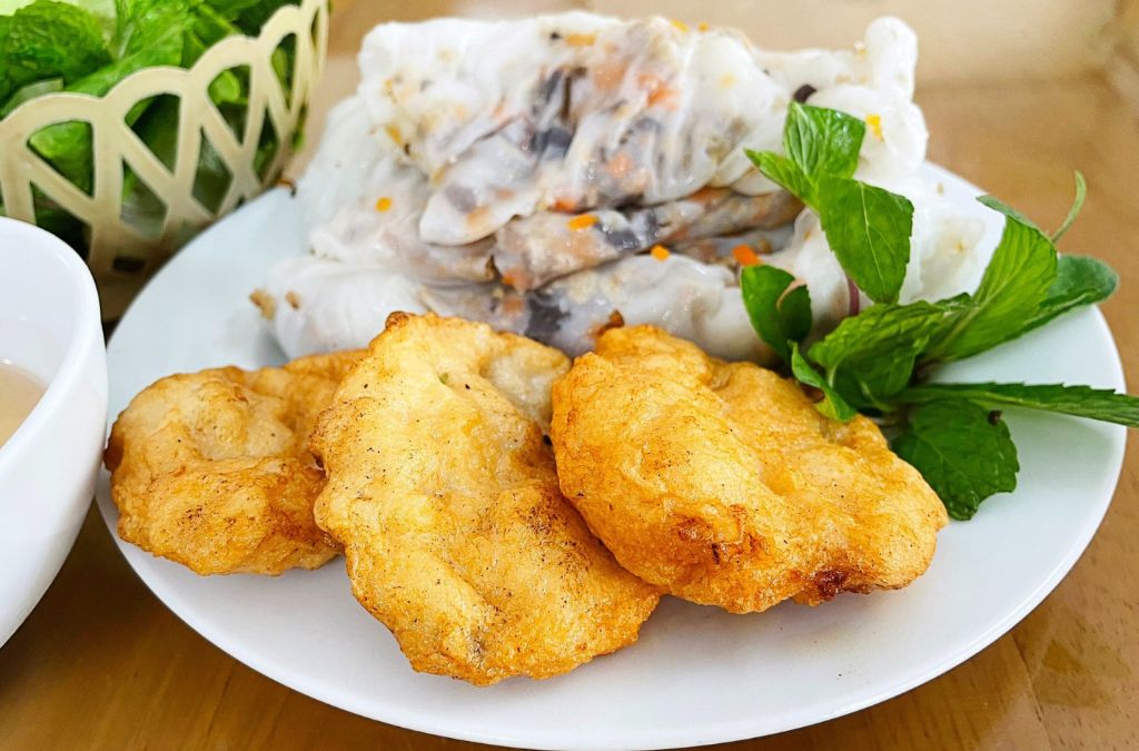 Chả mực Hạ Long chiên vàng ăn kèm bánh ướt
