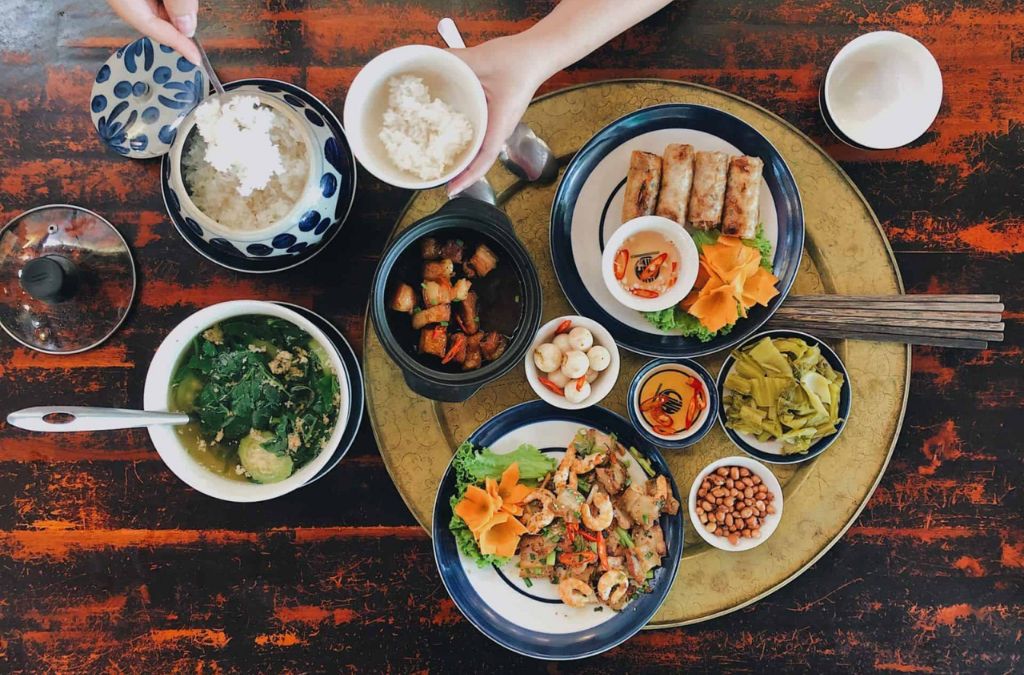 Mâm cơm Việt với nhiều món ăn truyền thống
