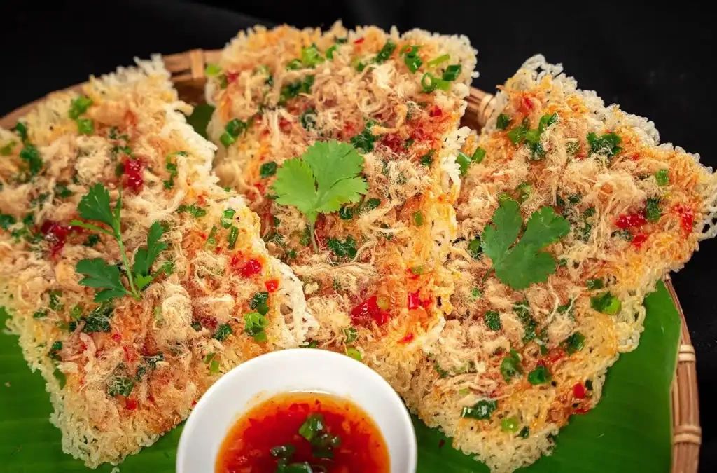 Cơm cháy Ninh Bình phủ ruốc và hành lá