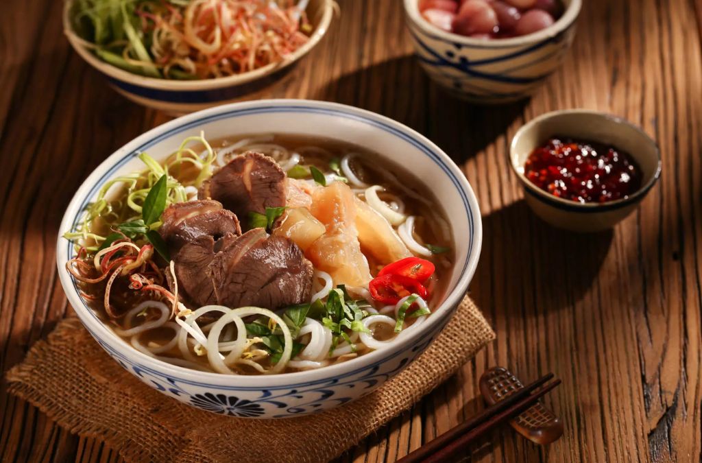 Bún bò Huế với thịt bò và giò heo