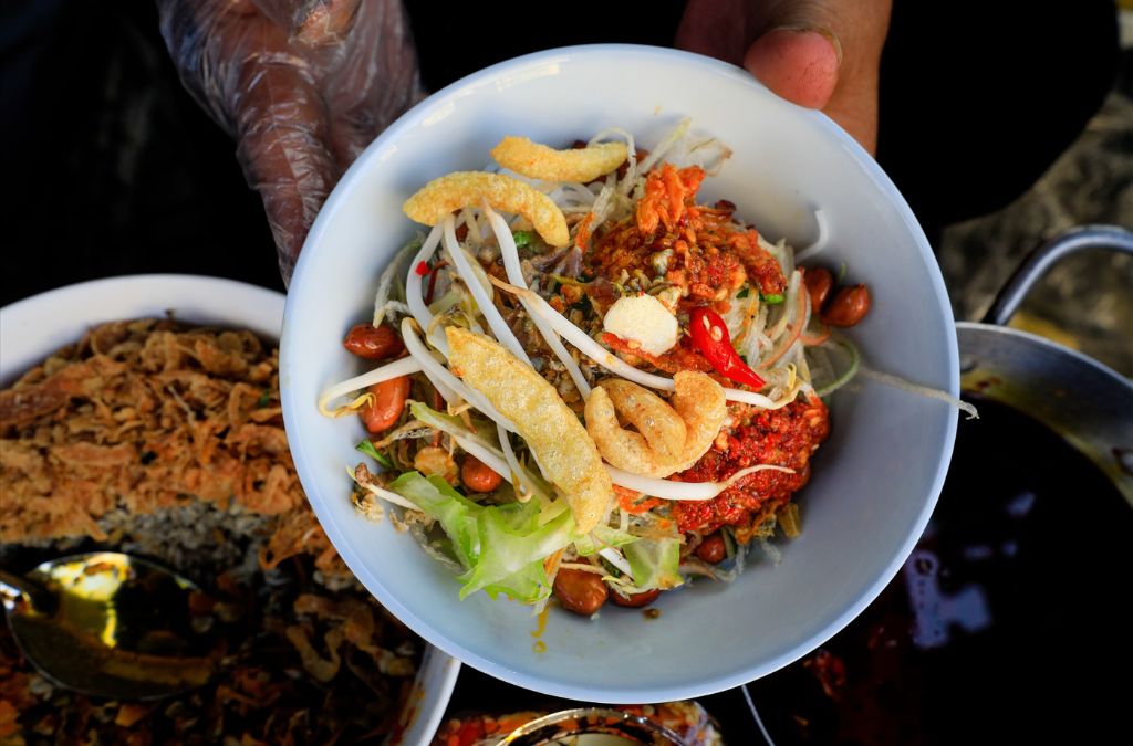 Cơm hến Huế với rau sống và đậu phộng