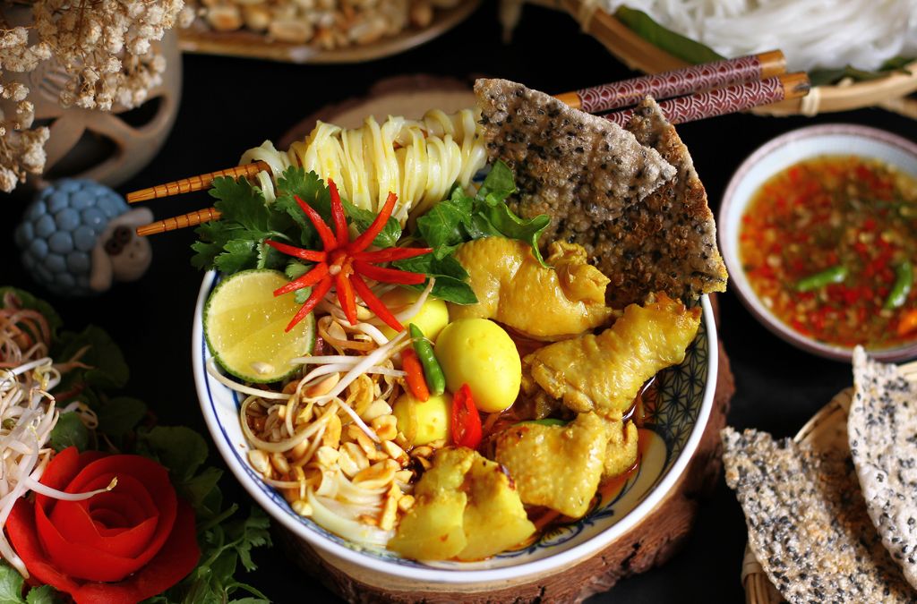 Mì Quảng với thịt, trứng và bánh tráng nướng