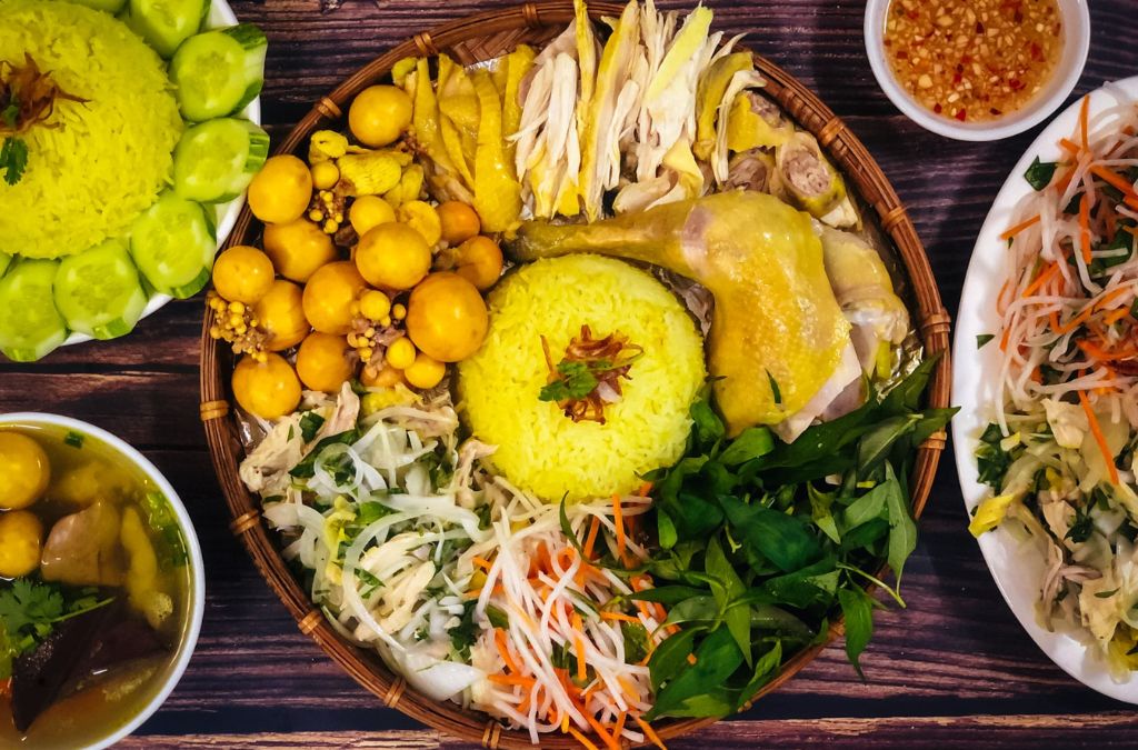 Cơm gà Hội An với thịt gà xé và rau răm
