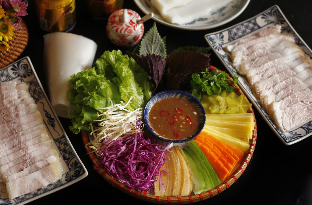 Bánh tráng cuốn thịt heo Đà Nẵng với rau sống