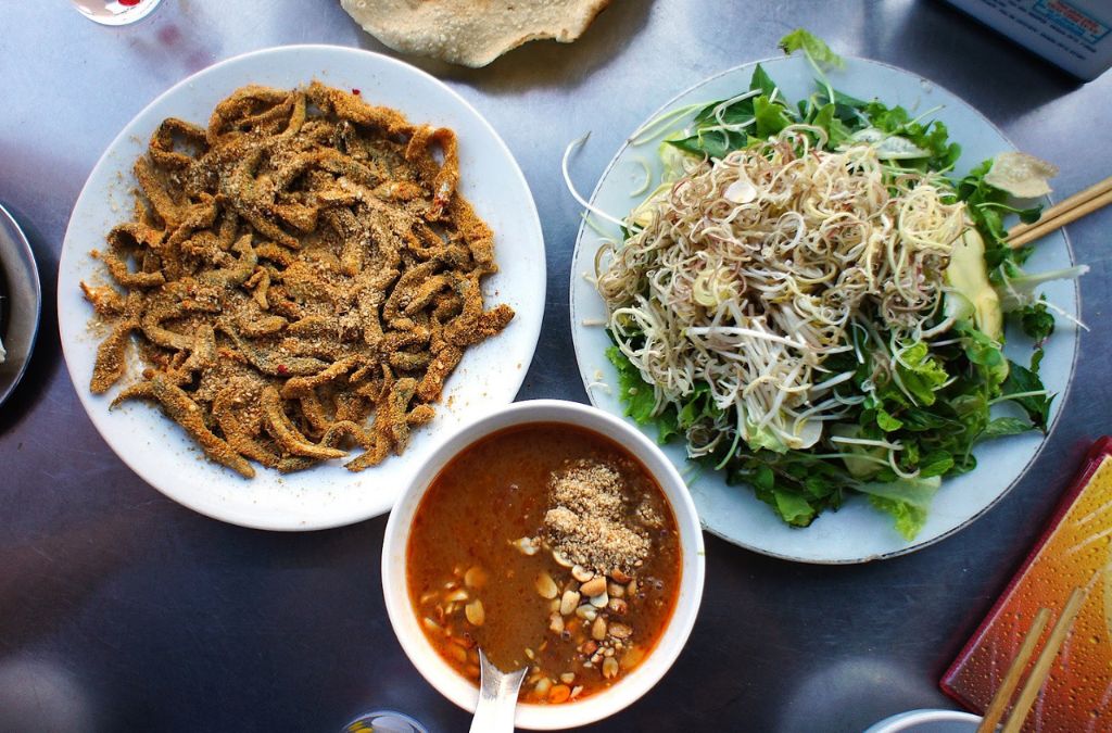 Gỏi cá Nam Ô ăn kèm rau rừng và bánh tráng
