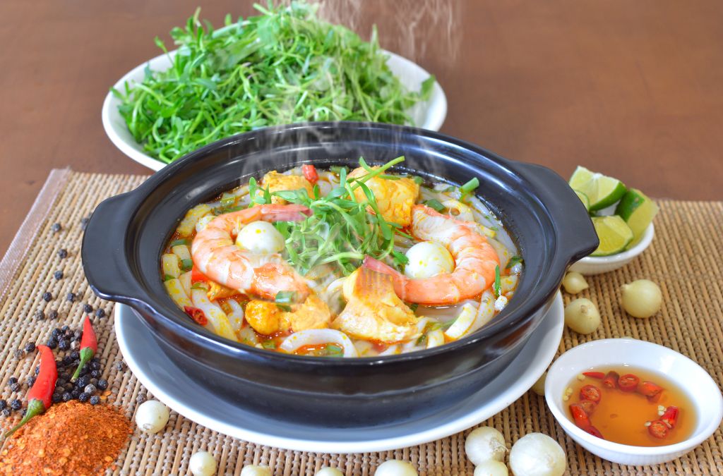 Bánh canh cá lóc Quảng Trị với thịt cá và hành lá