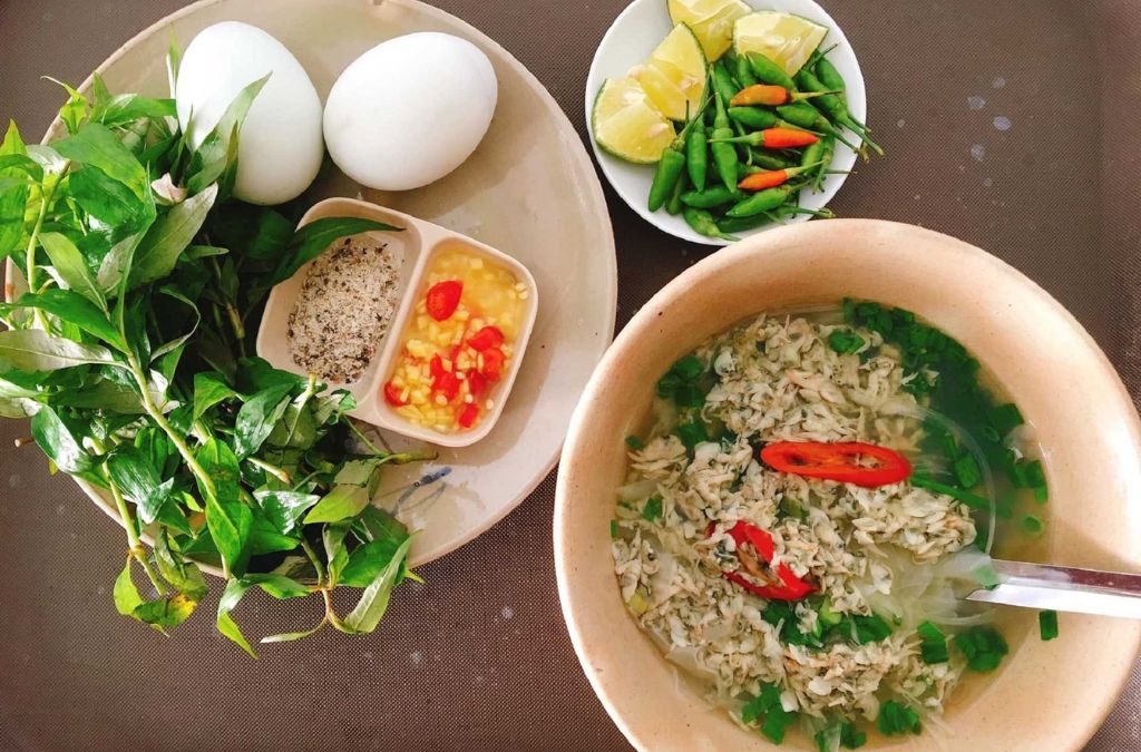 Don Quảng Ngãi ăn cùng bánh tráng và rau thơm