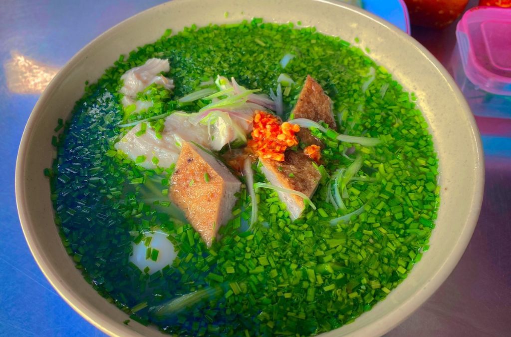 Bánh canh hẹ Phú Yên phủ nhiều lá hẹ