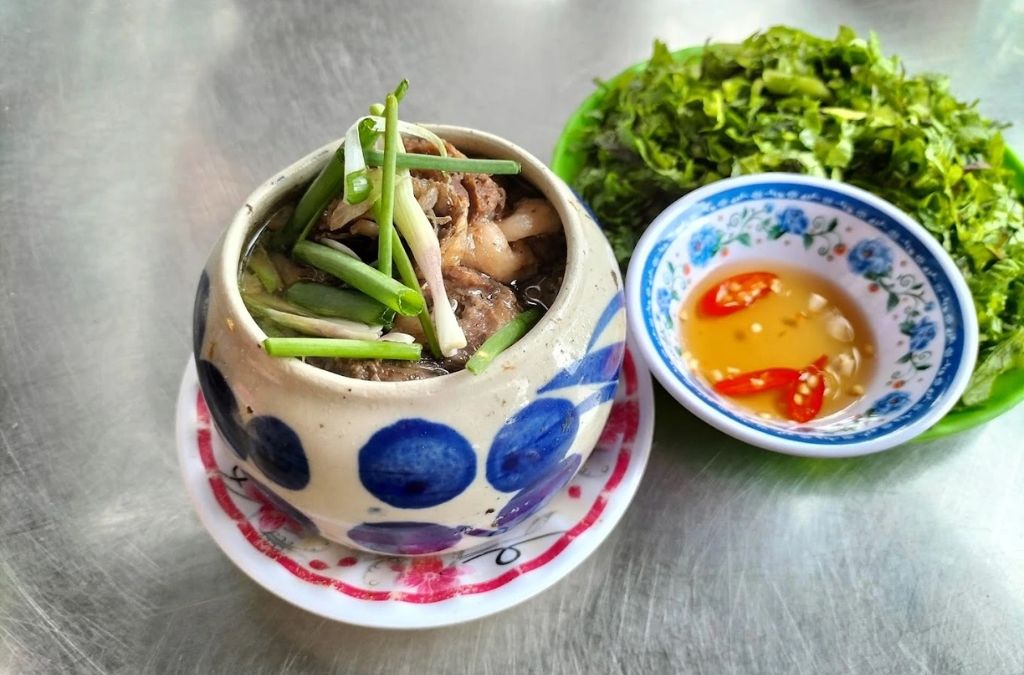 Mắt cá ngừ đại dương hầm trong thố nhỏ