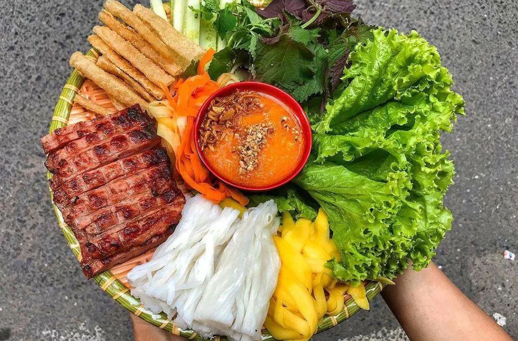 Nem nướng Ninh Hòa ăn kèm bánh tráng và rau sống