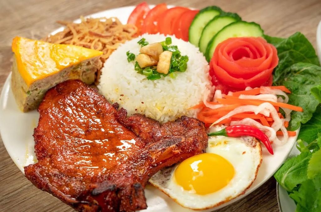 Cơm tấm Sài Gòn với sườn nướng, bì và trứng