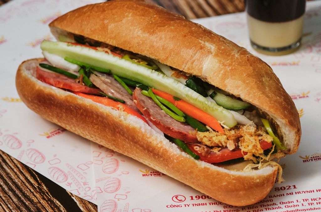 Bánh mì Huỳnh Hoa kẹp thịt, đồ chua và rau thơm