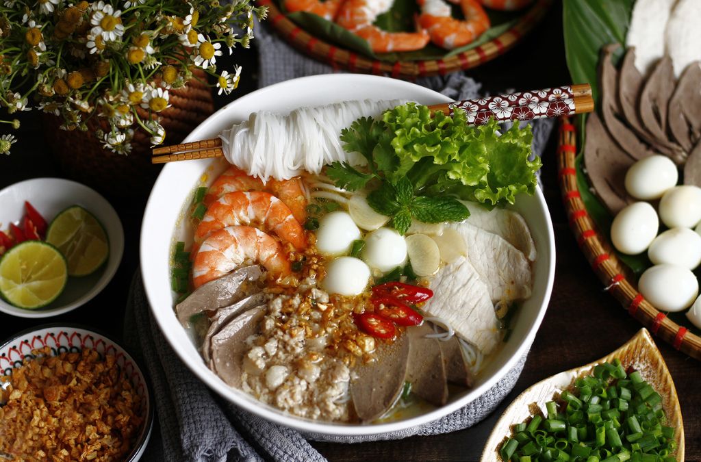 Hủ tiếu Nam Vang với tôm, thịt và trứng cút