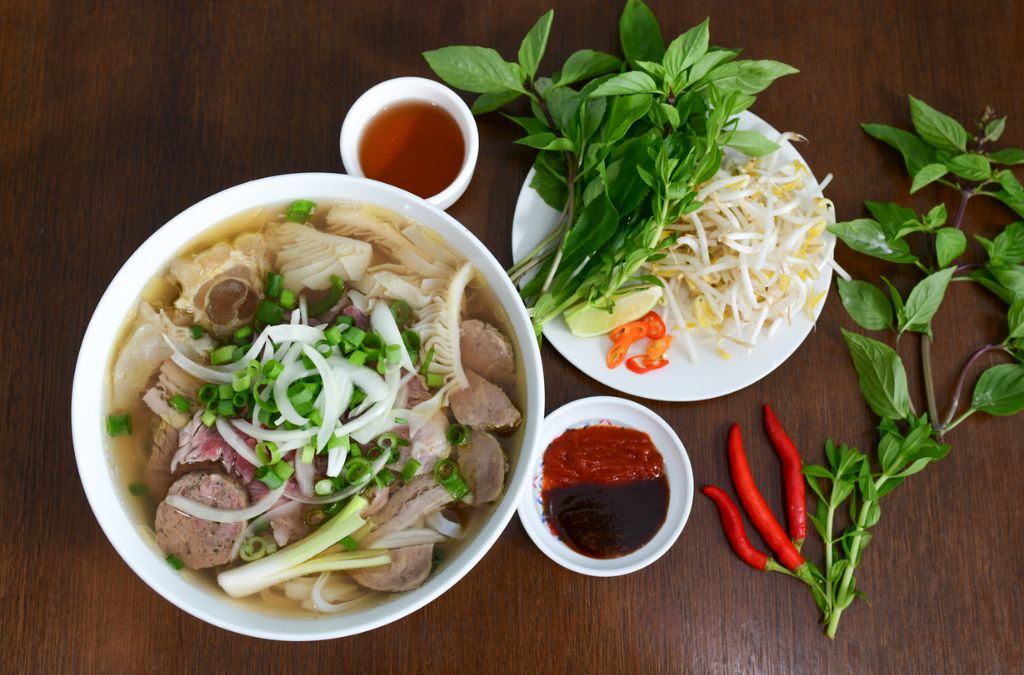 Phở Hà Nội với thịt bò và rau thơm