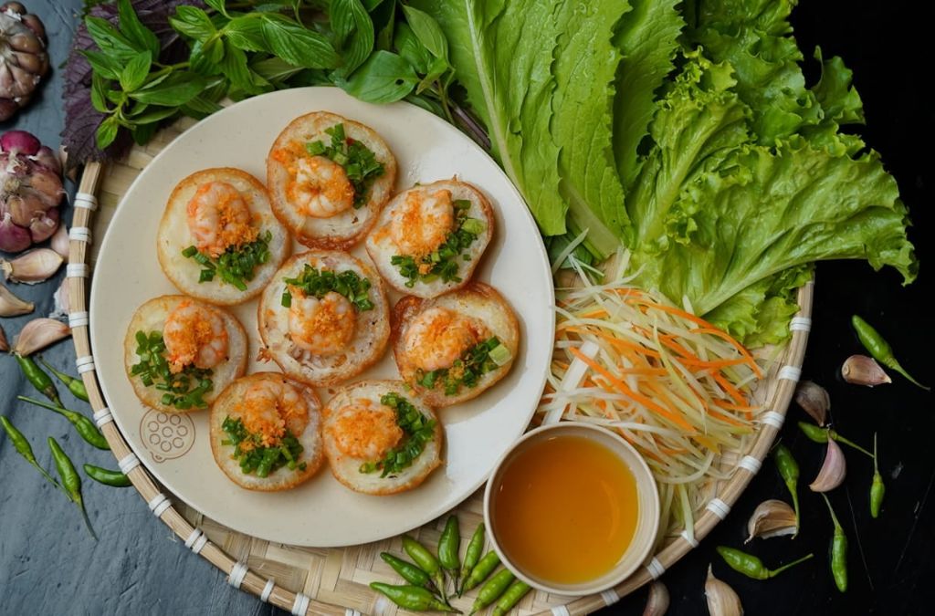 Bánh khọt Vũng Tàu với tôm tươi và hành lá