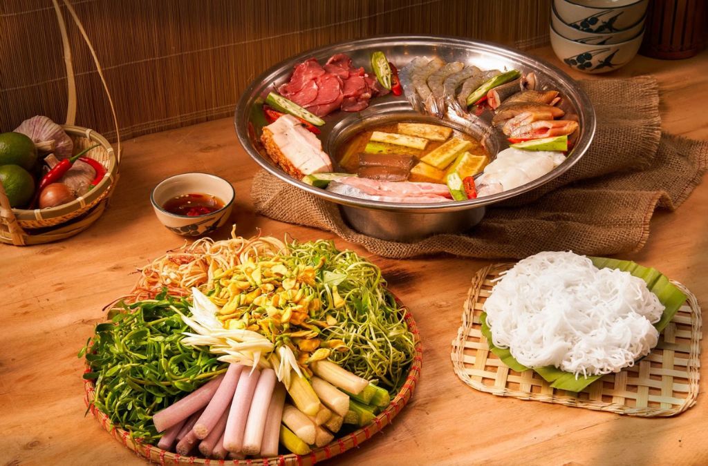 Lẩu mắm miền Tây với hải sản và rau đồng