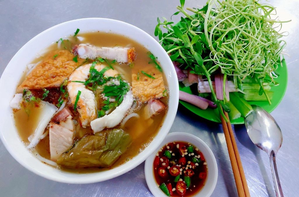 Bún mắm miền Tây với tôm, mực và thịt heo quay