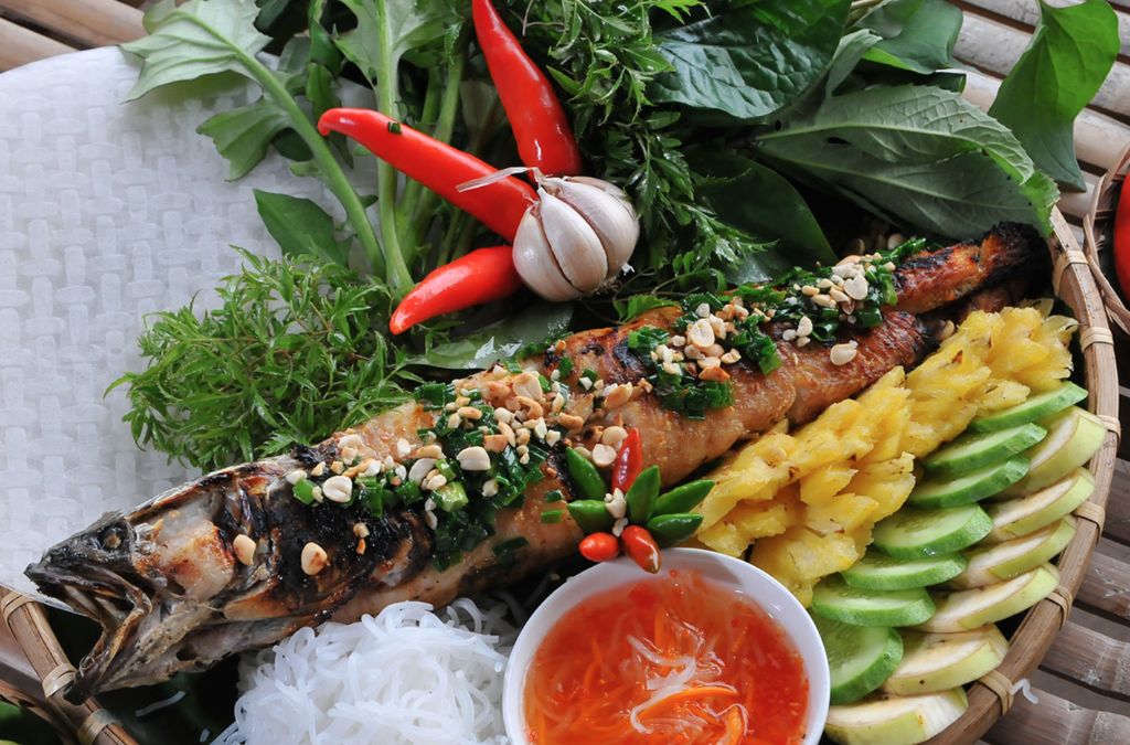 Cá lóc nướng trui ăn kèm bánh tráng và rau sống
