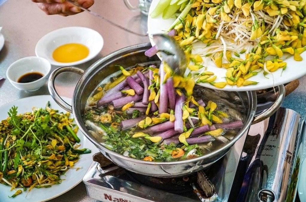 Lẩu cá linh bông điên điển miền Tây