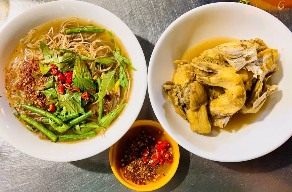 Bún cá Châu Đốc với cá lóc và rau sống
