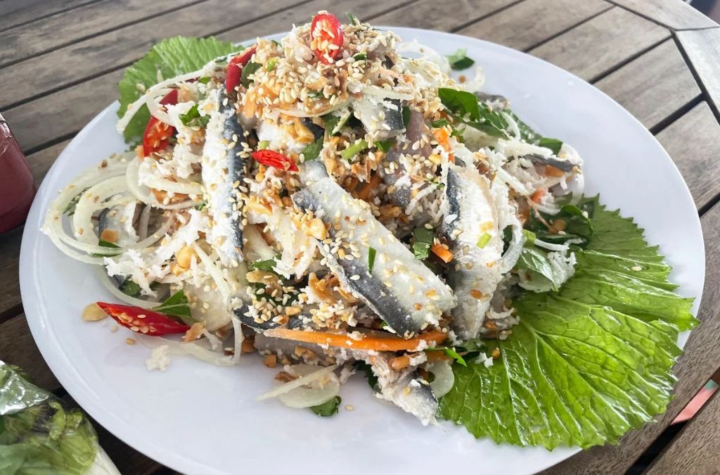 Gỏi cá trích Phú Quốc với dừa nạo và rau thơm