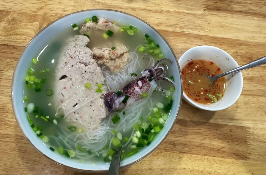 Bún quậy Phú Quốc với chả tôm và chả cá