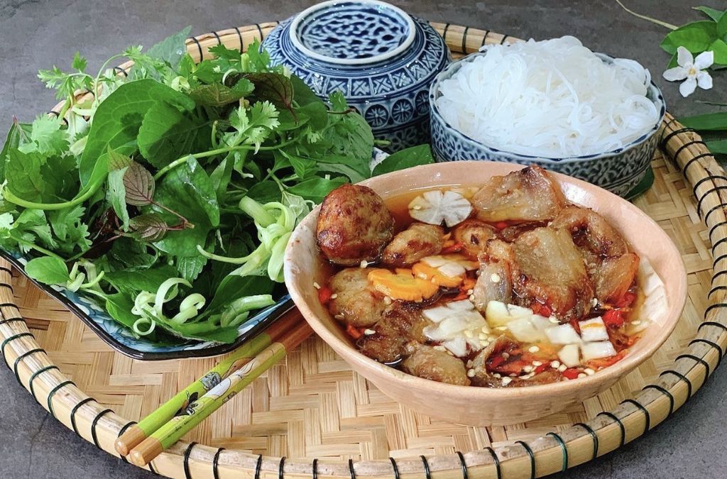 Bún chả Hà Nội ăn kèm bún và rau sống