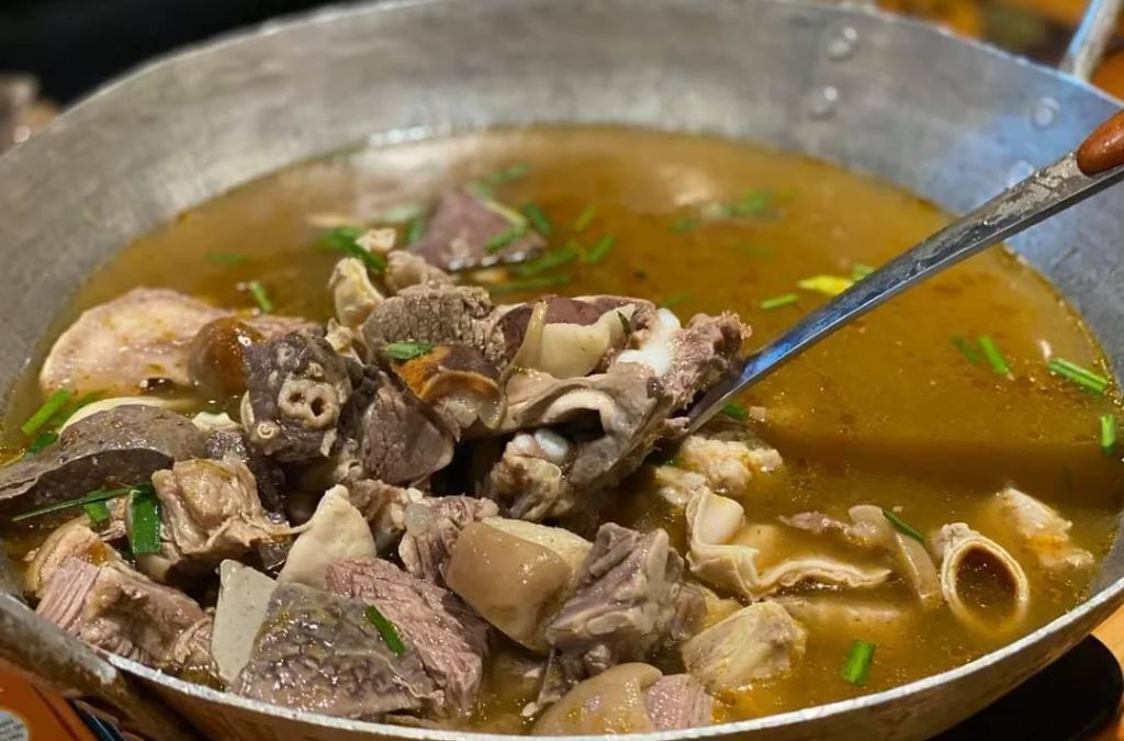Nồi thắng cố Tây Bắc với thịt và nội tạng