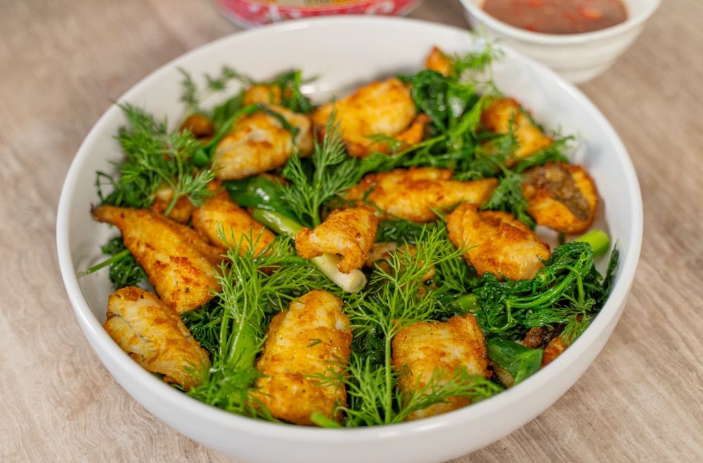 Chả cá Lã Vọng với hành lá và thì là