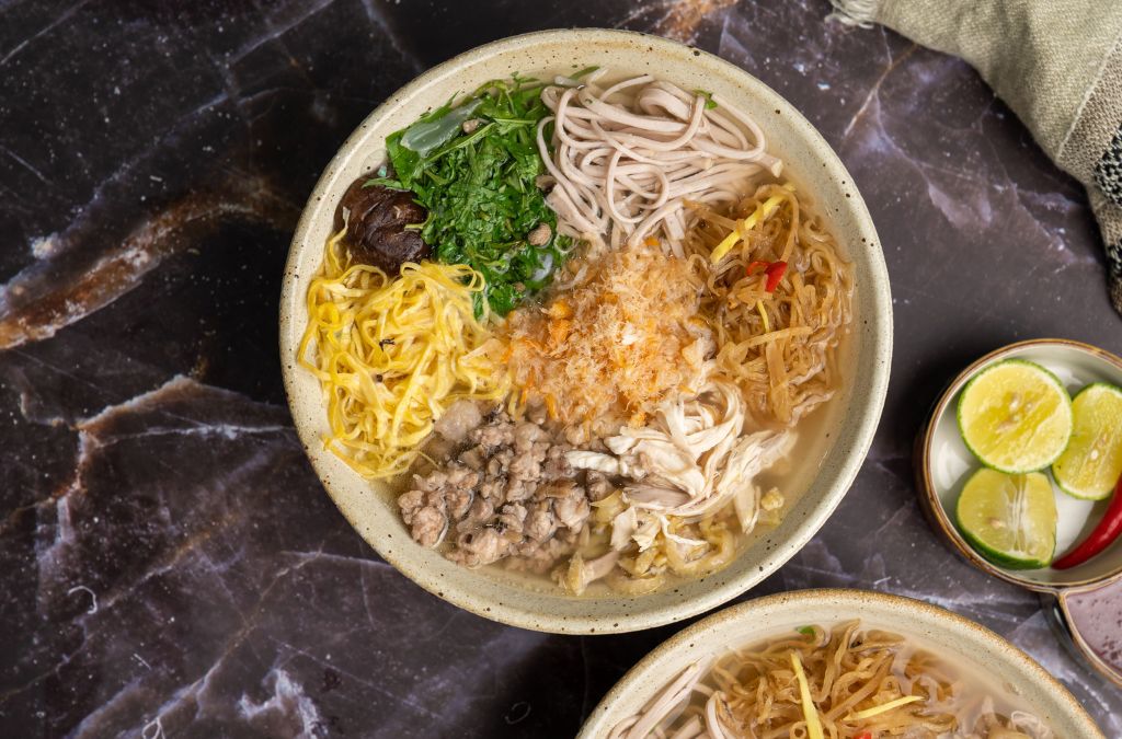 Bún thang Hà Nội với thịt gà và trứng thái sợi