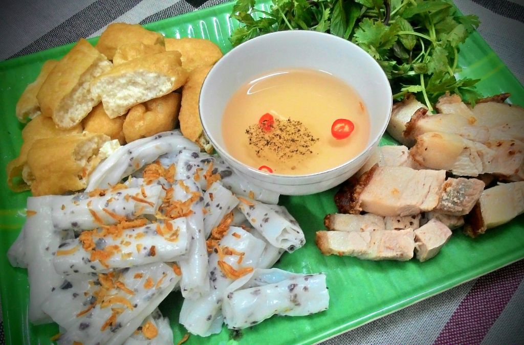 Bánh cuốn Thanh Trì ăn kèm chả và nước mắm