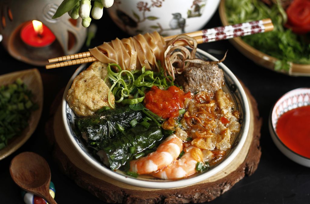 Bánh đa cua Hải Phòng với chả lá lốt và rau xanh